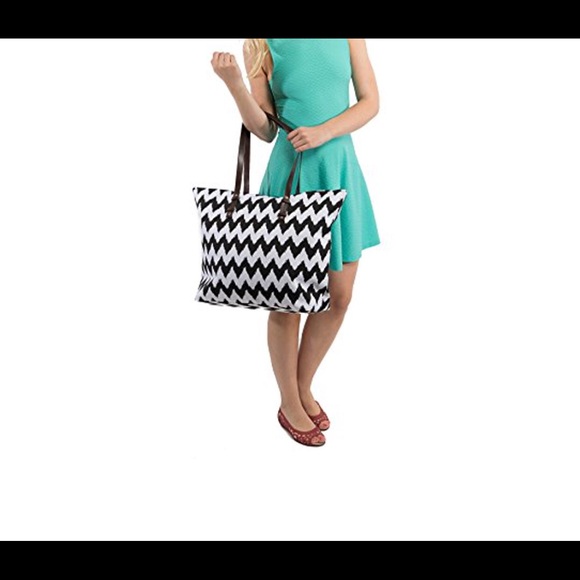 Nice beach bag is large - Picture 4 of 5